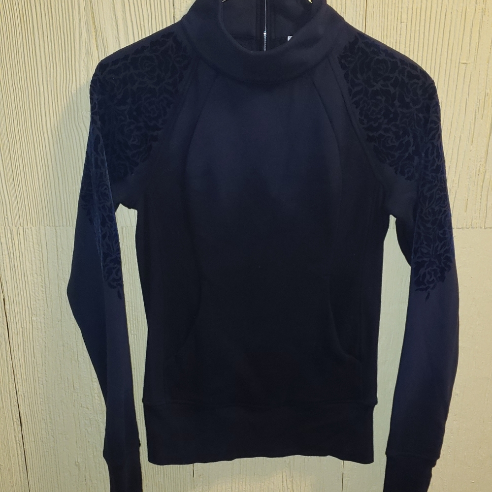 Euc Lululemon Pullover - image 1